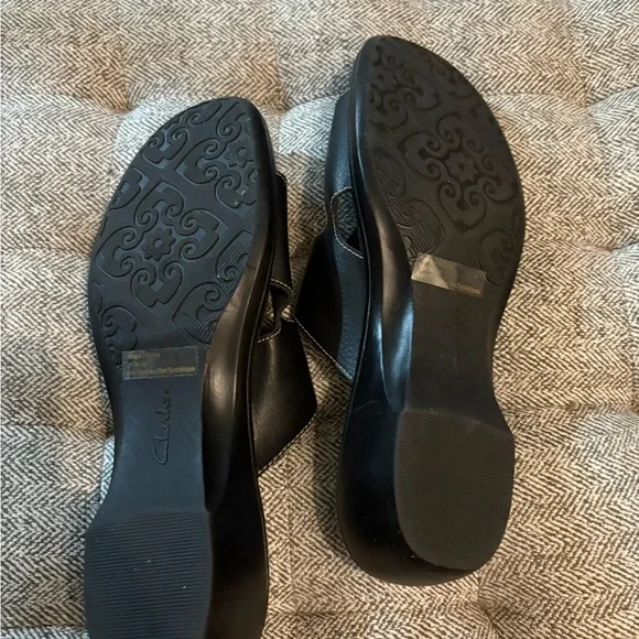 Clarks Black Leather Slide Sandals - Picture 4 of 4